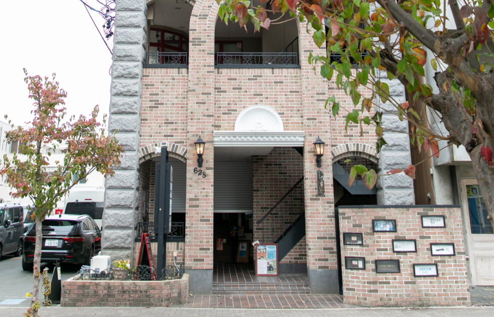 アビームクリニックがあるビルの外観・入口写真