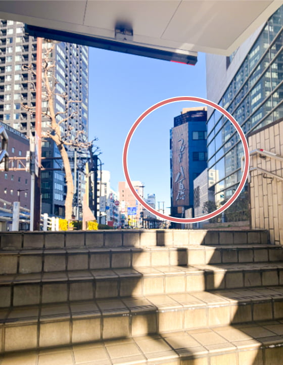 階段と、その先に見えるうなぎ八百徳様