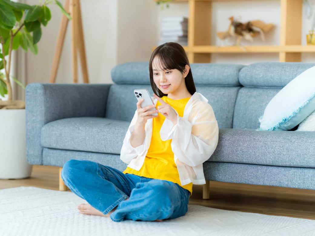 スマホで予約をする女性