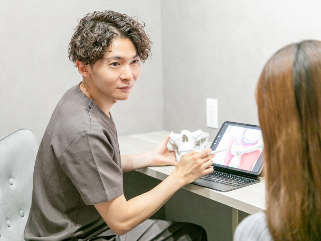 真剣にカウンセリングをしている院長