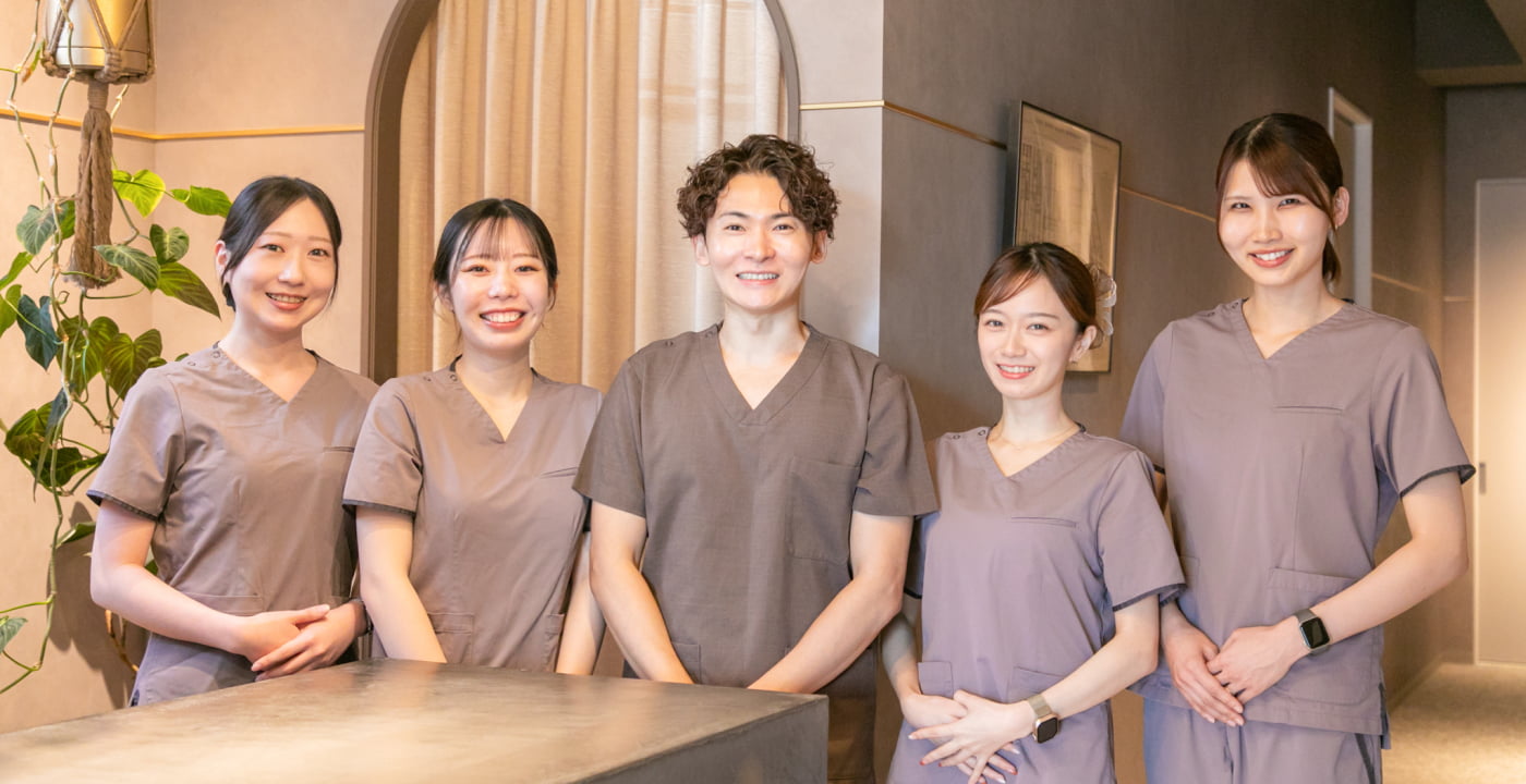 アビームクリニックで働く院長とスタッフの集合写真