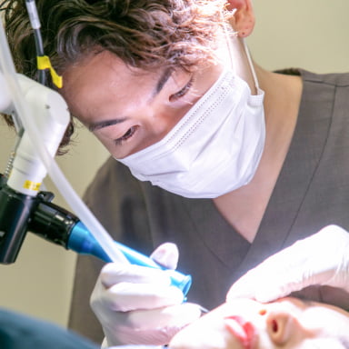 施術中の写真 肌に器具を当てている