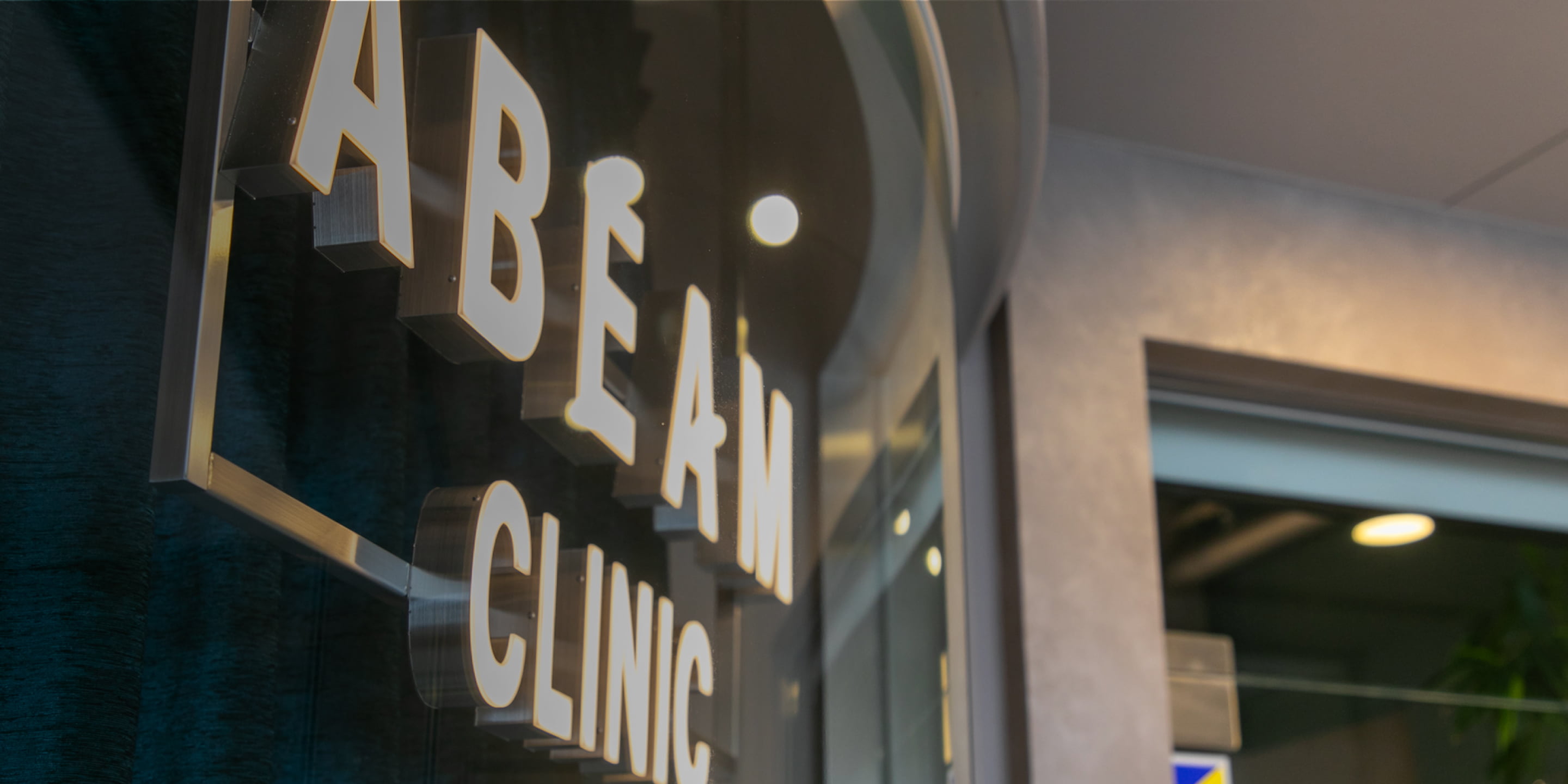 アビームクリニック外観に飾られているロゴの写真