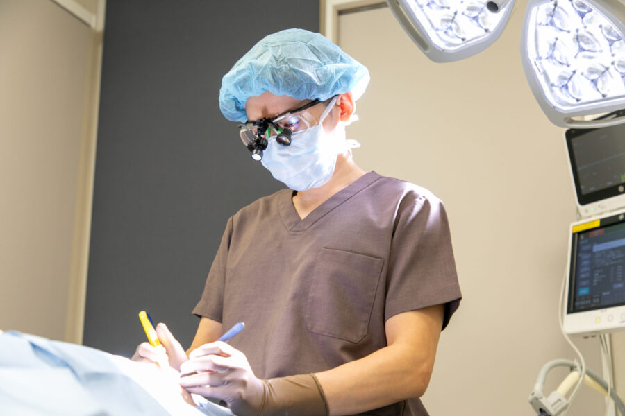 前波院長が施術する様子