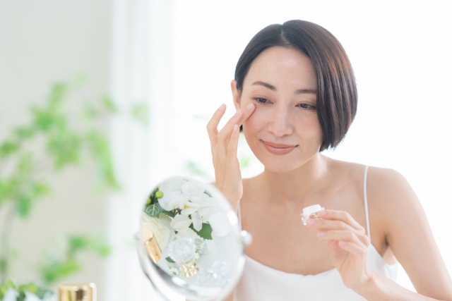 目元を気にする女性